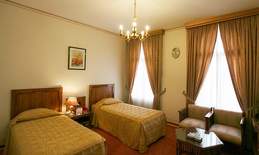 cheshmandaz_abbasi_hotel_room_01